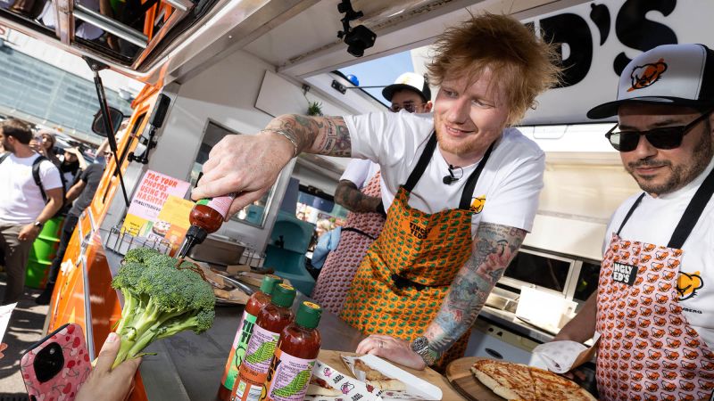 Ed Sheeran signs autographs for fans – in hot sauceEd Sheeran signs autographs for fans – in hot sauce 