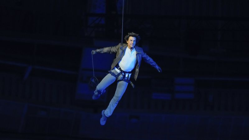 Tom Cruise performs crazy stunt jump from stadium roof during Olympics closing ceremonyTom Cruise performs crazy stunt jump from stadium roof during Olympics closing ceremony 