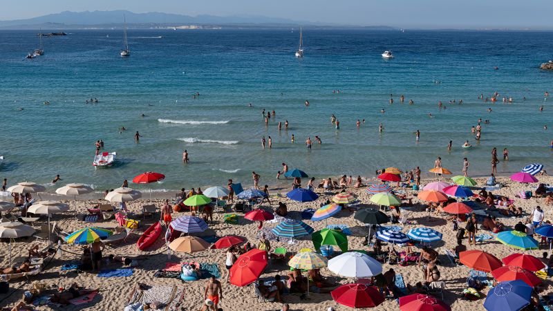 Italy imposes beach rules and selfie stop lights as tourist numbers hit peak levelsItaly imposes beach rules and selfie stop lights as tourist numbers hit peak levels 