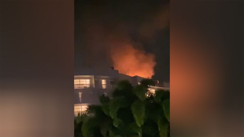 Helicopter crashes onto roof of Australian hotel, killing pilotHelicopter crashes onto roof of Australian hotel, killing pilot 