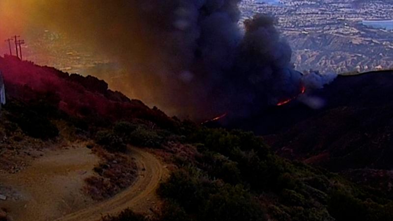 Timelapse shows wildfire engulf mountain in Southern CaliforniaTimelapse shows wildfire engulf mountain in Southern California 