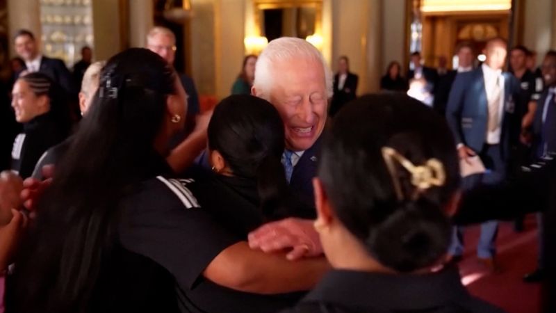 Watch New Zealand’s women’s rugby team give King Charles a group hugWatch New Zealand’s women’s rugby team give King Charles a group hug 