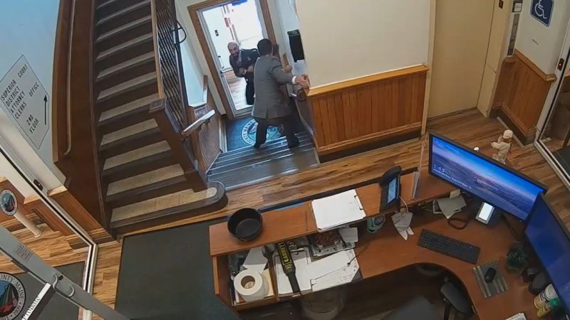 Man in handcuffs flees courthouseMan in handcuffs flees courthouse 