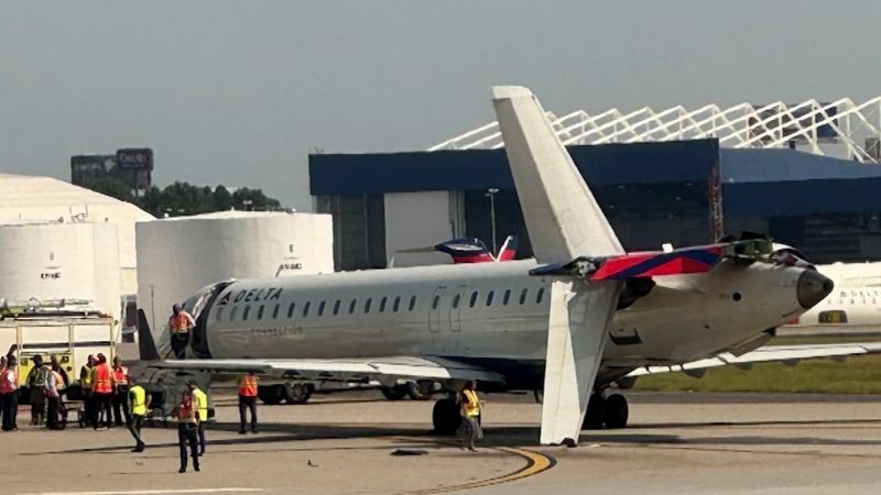 Video shows two planes collide while taxiing at airportVideo shows two planes collide while taxiing at airport 