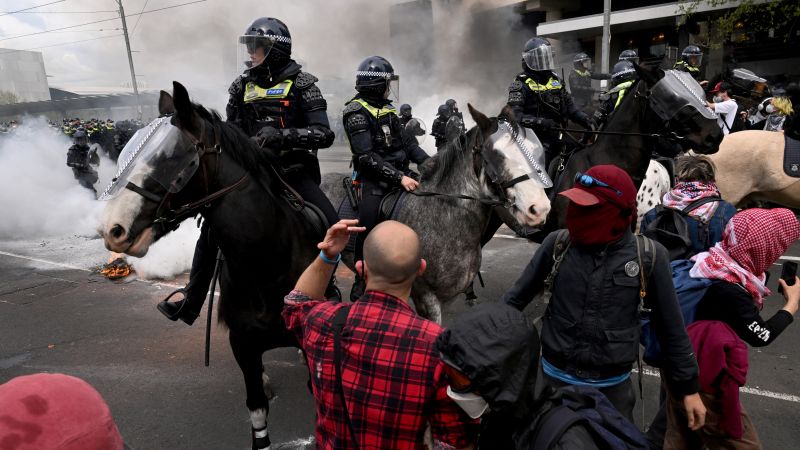 Protesters clash with police at Australia defense showProtesters clash with police at Australia defense show 