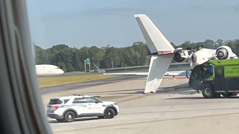 2 Delta planes collide while taxiing at Atlanta airport, knocking tail section from one2 Delta planes collide while taxiing at Atlanta airport, knocking tail section from one 