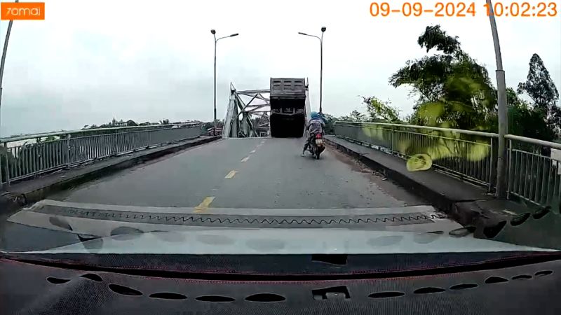 Video shows driver avoid bridge collapse after typhoon leaves destruction in wakeVideo shows driver avoid bridge collapse after typhoon leaves destruction in wake 